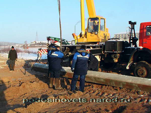 Строительство моста через реку Юг в пгт.Подосиновец Кировской области. Подъем сваи с помощью автокрана