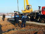 Строительство моста через реку Юг в пгт.Подосиновец Кировской области. Подъем сваи с помощью автокрана